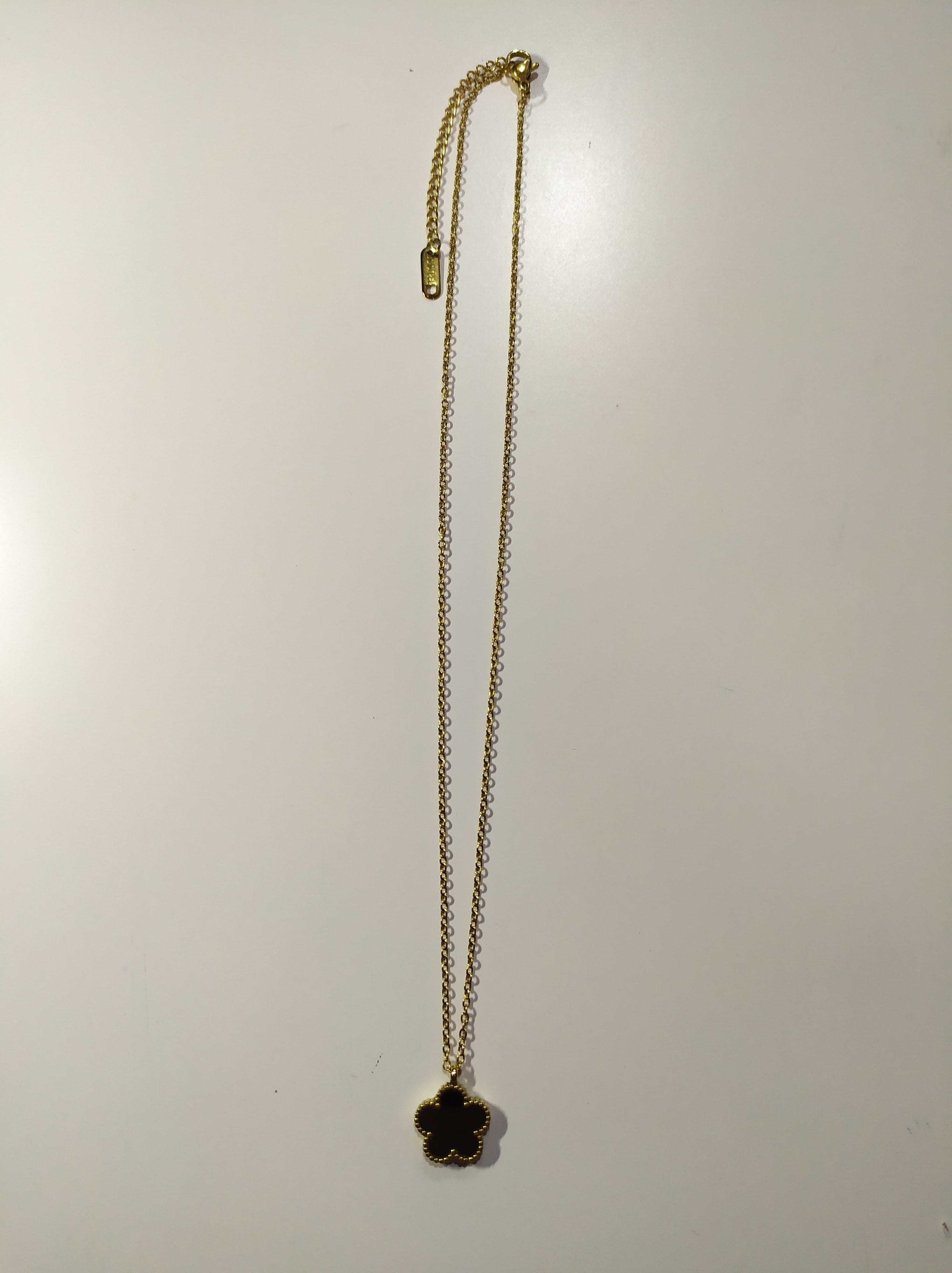 Collar con colgante trebol cinco hojas negro - additional image 2