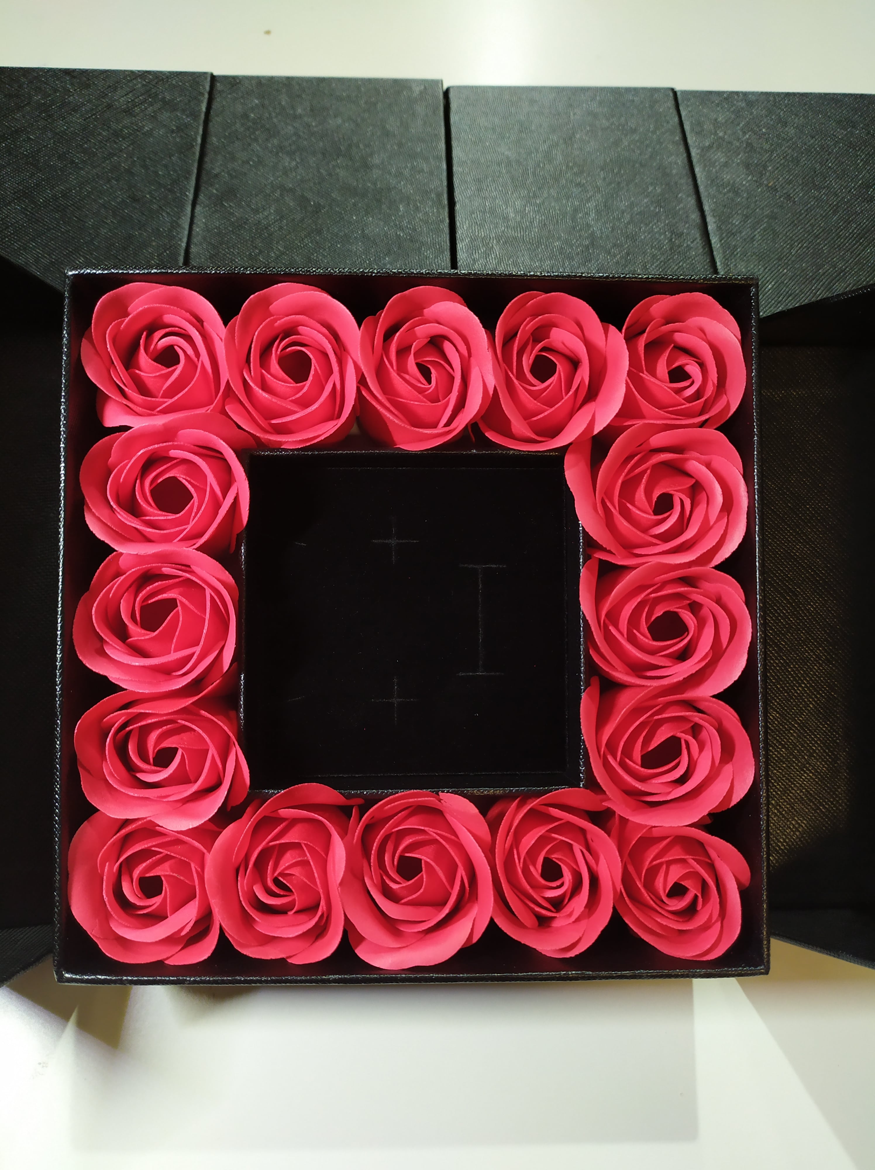 Caja de regalo con 16 rosas artificiales - additional image 16